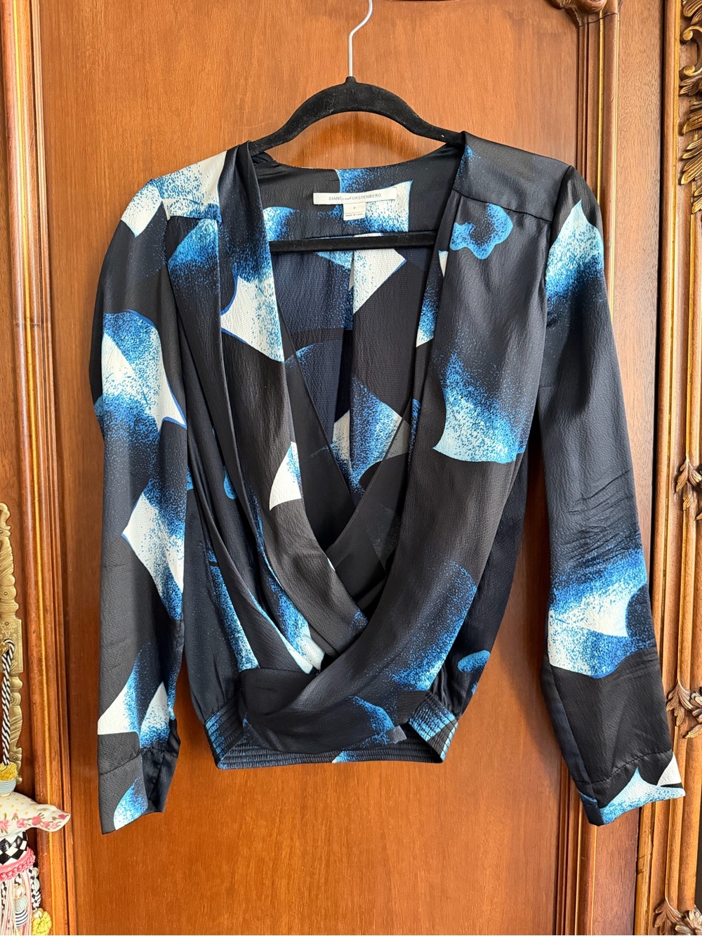 Diane Von Furstenberg 100% Silk Black White & Blue Pattern Blouse Size 2
